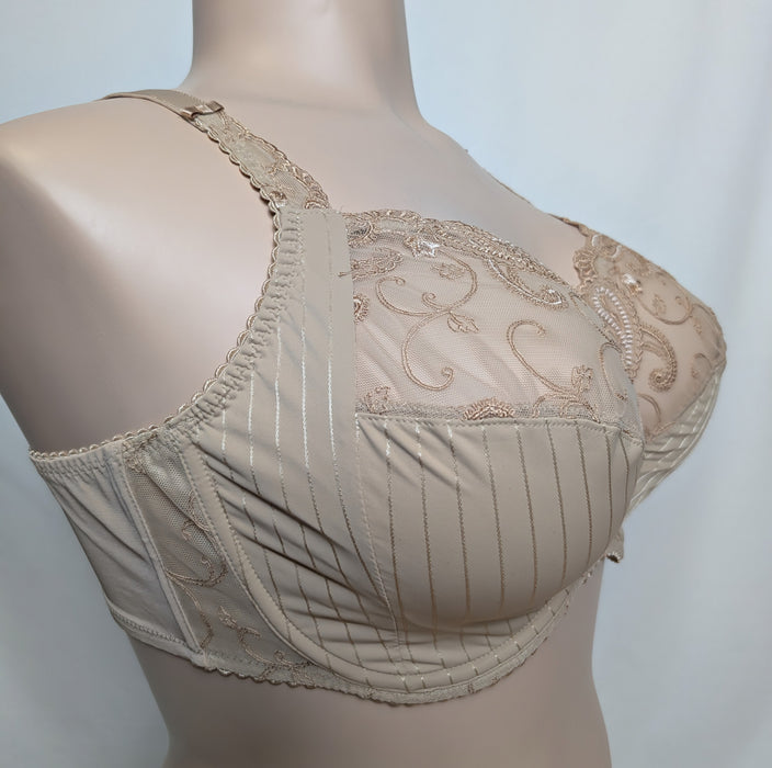 Chantelle Cachemire, a plus size full cup bra. Color Beige. Style 3371. Side view.