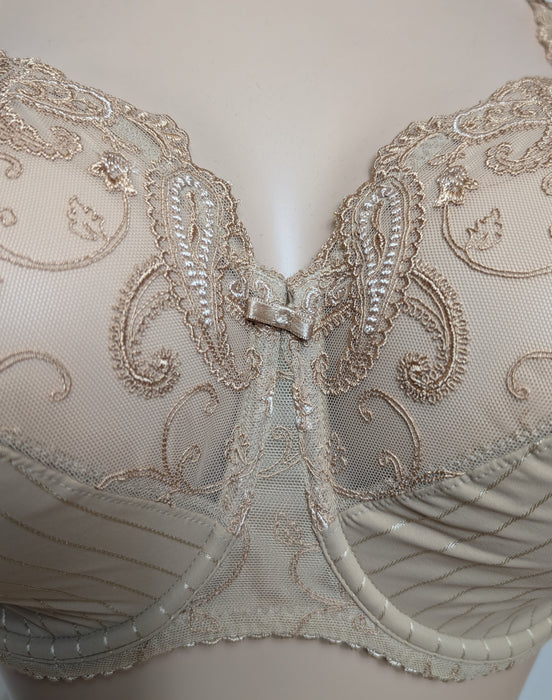 Chantelle Cachemire, a plus size full cup bra. Color Beige. Style 3371. Gore view.