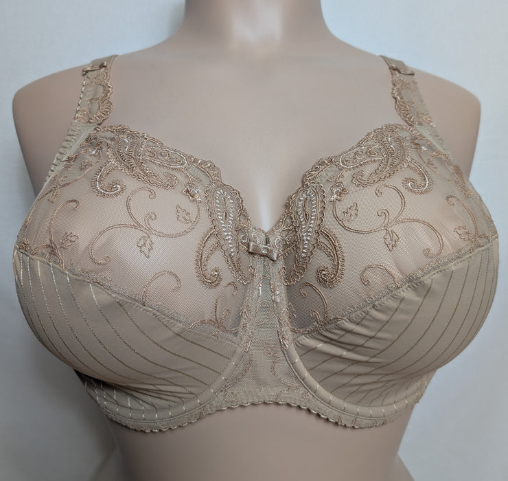 Chantelle Cachemire, a plus size full cup bra. Color Beige. Style 3371. Front view.