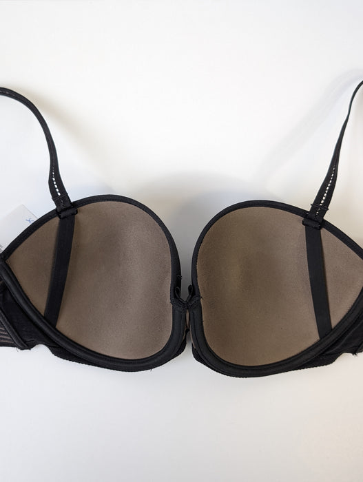 Chantelle Vous Et Moi, a versatile strapless bra. Wear it with or without straps. Color Black. Style 2136.