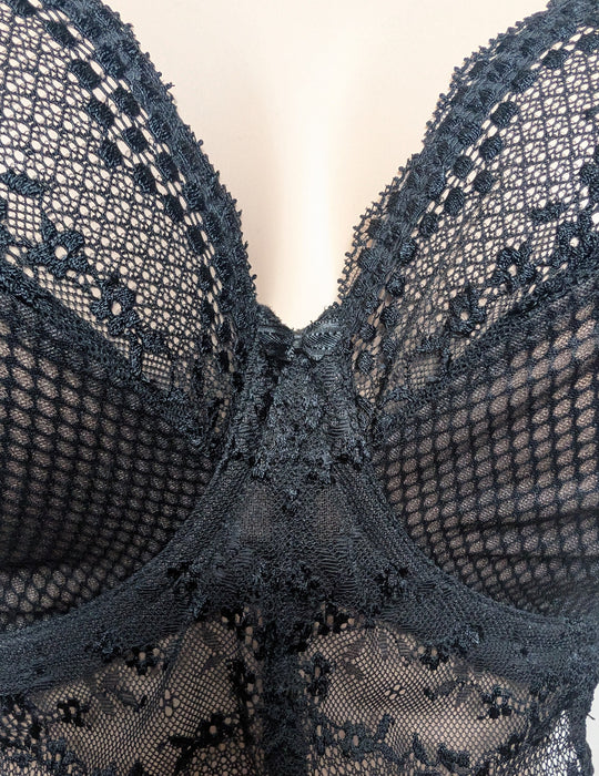 Black Elomi Charley longline lace bra on a mannequin against a white background. Style EL4381. Gore view.