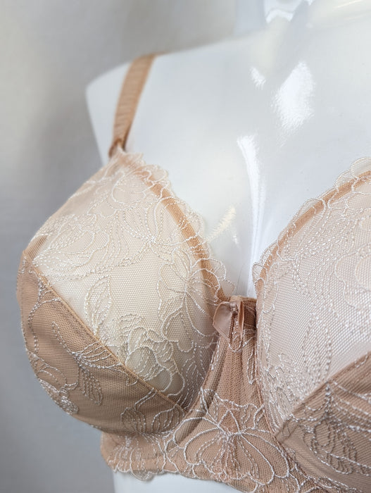 A full cup Fantasie bra on sale. Estelle, with side support panels, you get great support and shape. Color Dune. Style FL9352.