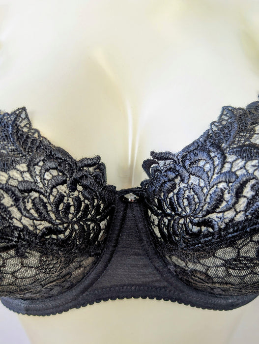 Lise Charmel Precieux Petales, a beautiful luxury bra on sale. Color Black. Style BCC3068. Gore view.