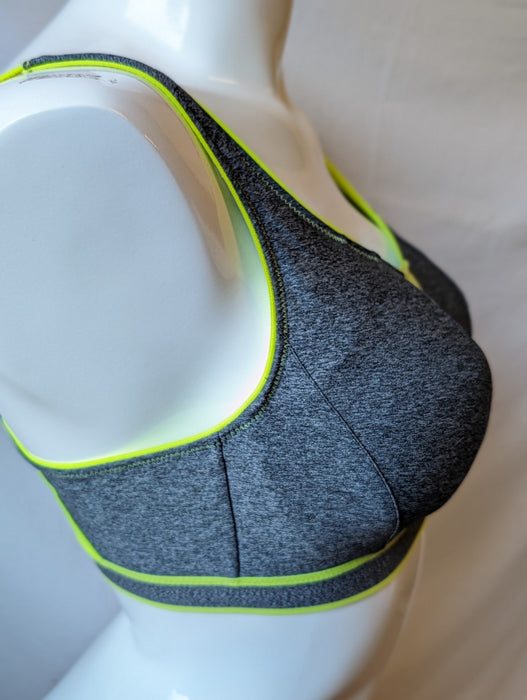This Prima Donna sports bra is all the quality of Prima Donna for your exercise. Color Cosmic Grey. Style 6000110.