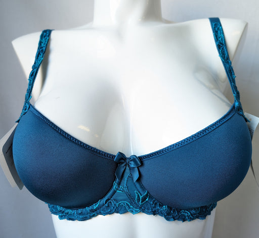 Simone Perele Andora, a best seller across the world. This premium tshirt bra gives a great shape. Style 131343. Color Teal.