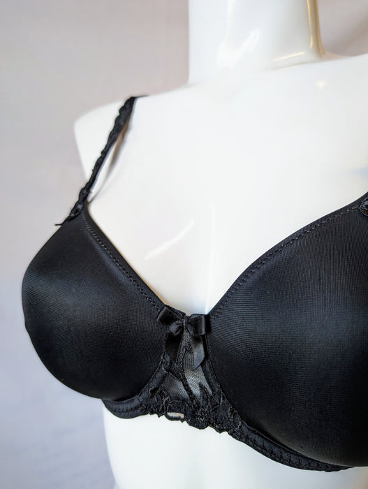 Simone Perele Andora, a wonderful minimizer bra that reduces your size up to 1 inch. Style 131380. Color Black.