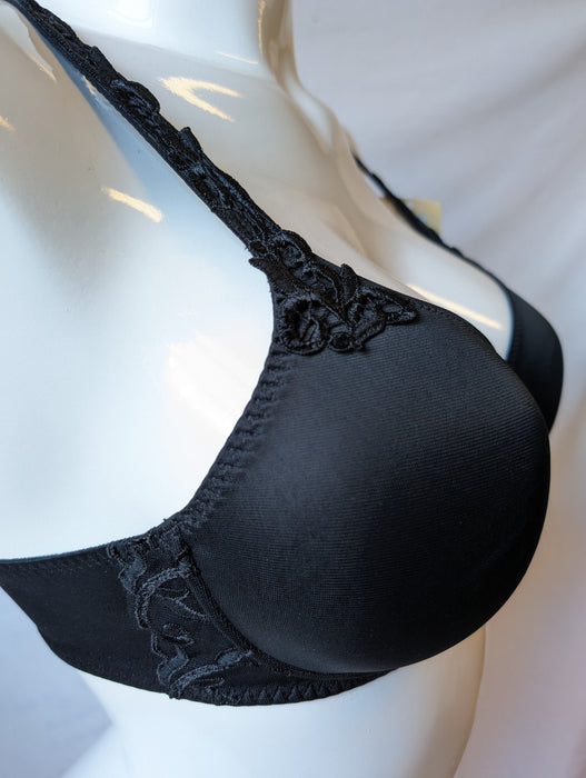 Simone Perele Andora, a wonderful minimizer bra that reduces your size up to 1 inch. Style 131380. Color Black.