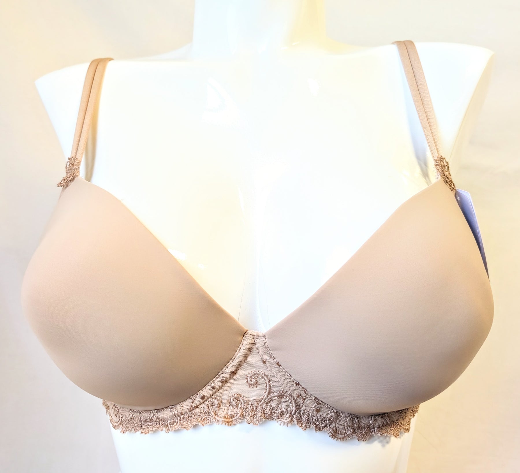 Simone Perele Delice, a versatile pushup bra with removable cookies and you can wear it halter or traditional. Color Beige. Style 12X349.