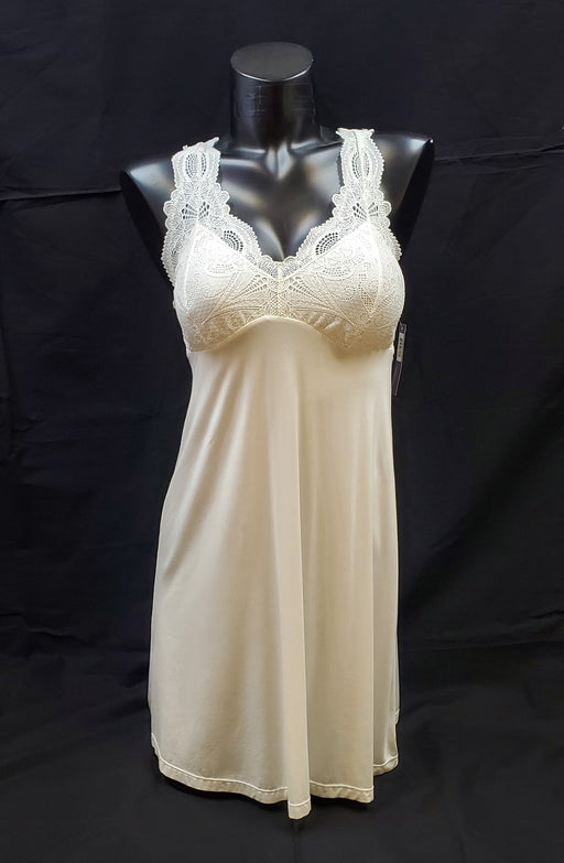 Fleur Belle Epoque, a comfortable, soft, chemise. Ideal for lounging. Made of a soft fabric and lace. Color Ivory.