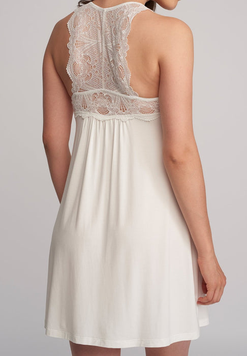 Fleur Belle Epoque, a comfortable, soft, chemise. Ideal for lounging. Made of a soft fabric and lace. Color Ivory.