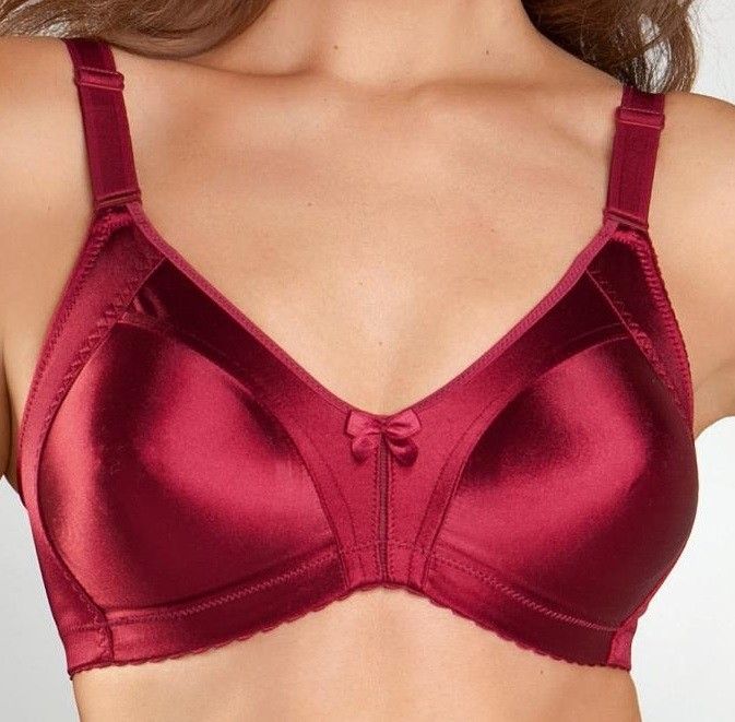 A comfortable wireless bra by Naturana. Seamless, moulded cups for a great shape under your clothes. Color Ruby. Style 5063.