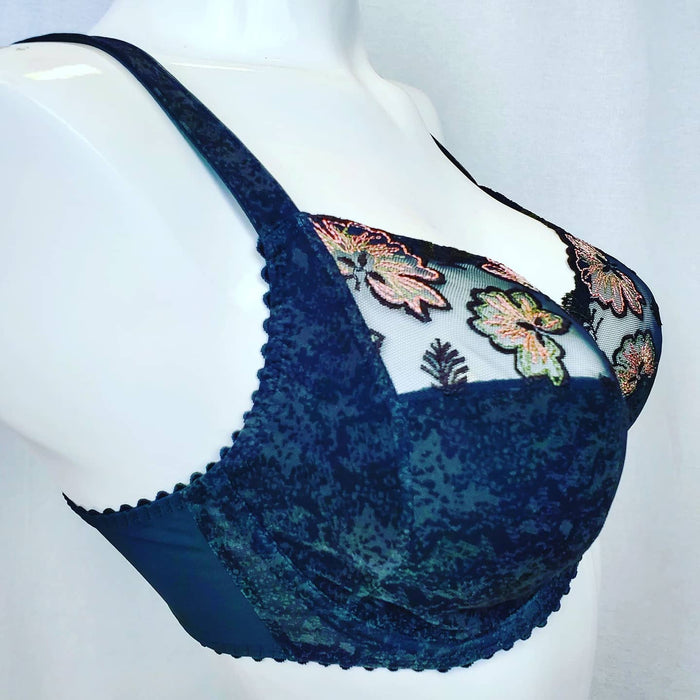 A hard to find Prima Donna bra, Wild Flower is a full cup bra with great support and fit. Color Night Grey. Style 0163130.