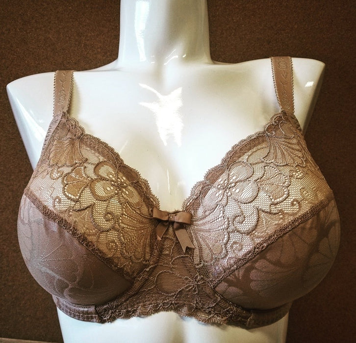Eternite by Simone Perele a full cup bra that is elegant and comfy. Cups are lined with cotton for softness and stretch lace helps maintain fit. Style 191320.